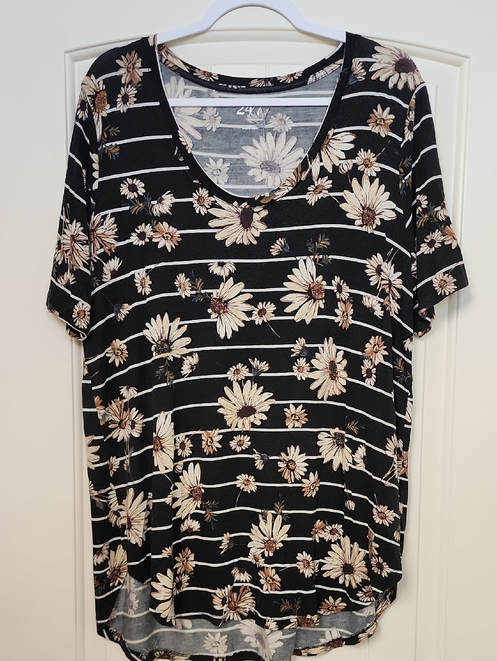 Women’s Black Daisy Stripe V-Neck Tee by 24/7
